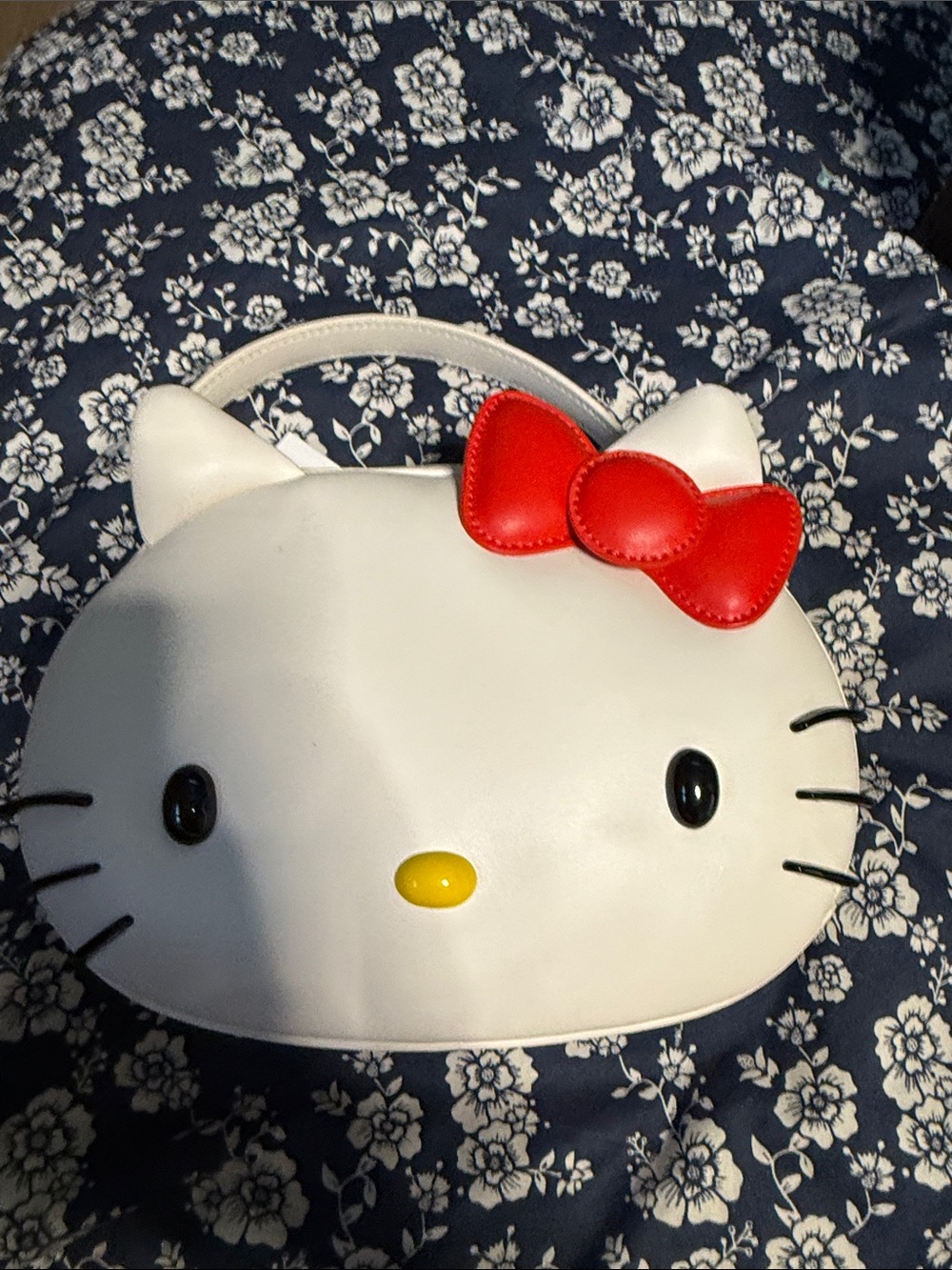 Hello Kitty White Face Handbag with Red Bow